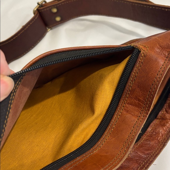 Vintage leather sling bag travel purse adjustable strap brass hardware brown - Picture 13 of 17